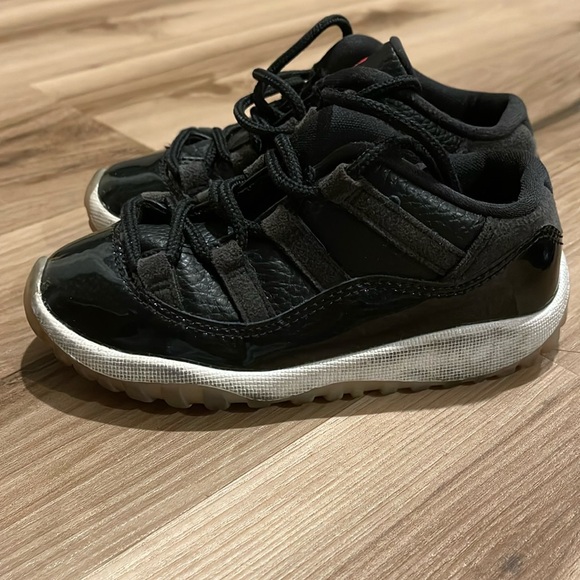 Jordan 11 Retro Low, size 9c. - Picture 2 of 4
